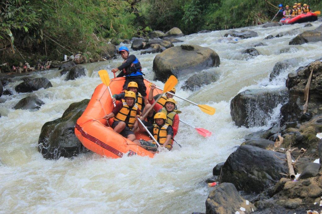rafting di sungai cisadane